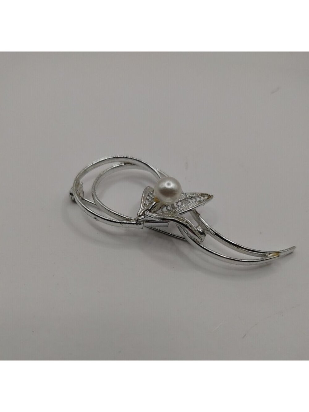 VTG BROOCH/PIN Silver- Tone Filigree Faux Pearl
